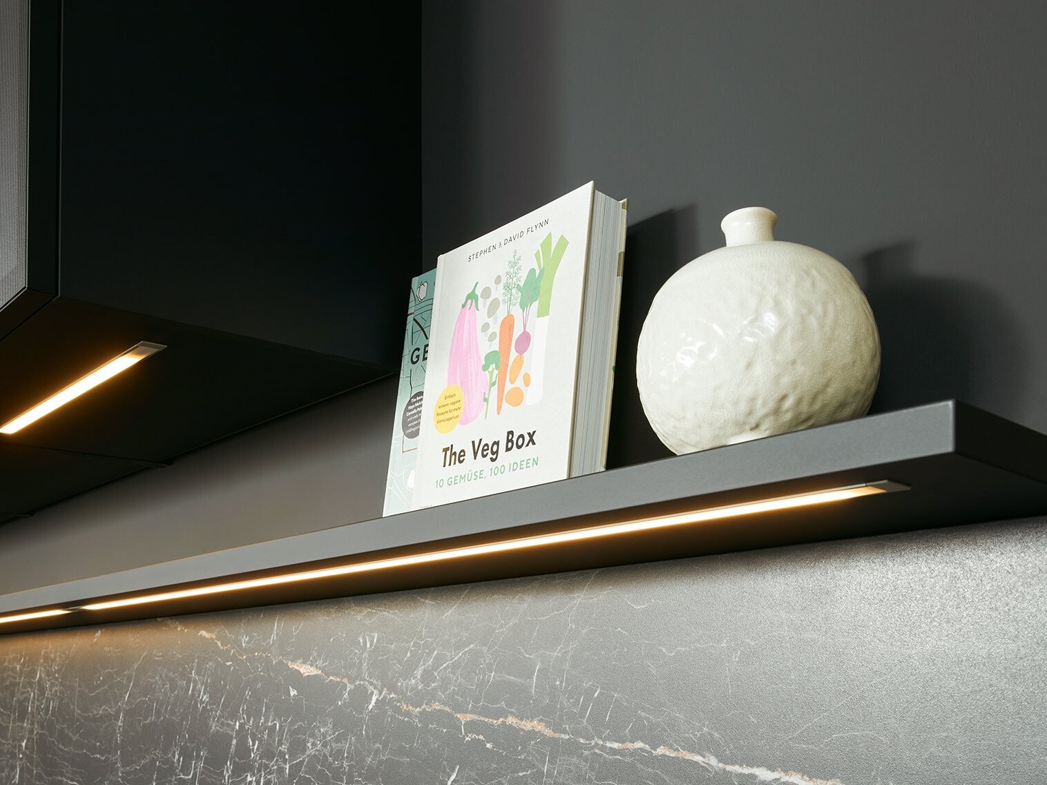 Forma keuken met marmeren werkblad en rookglas