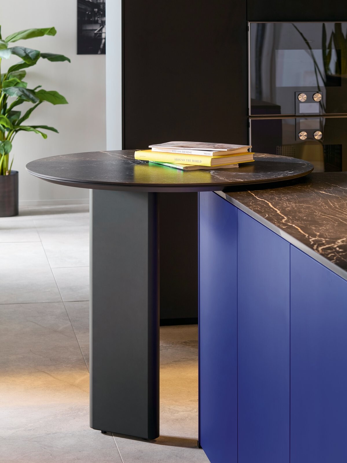 Ronde bijzettafel in keuken