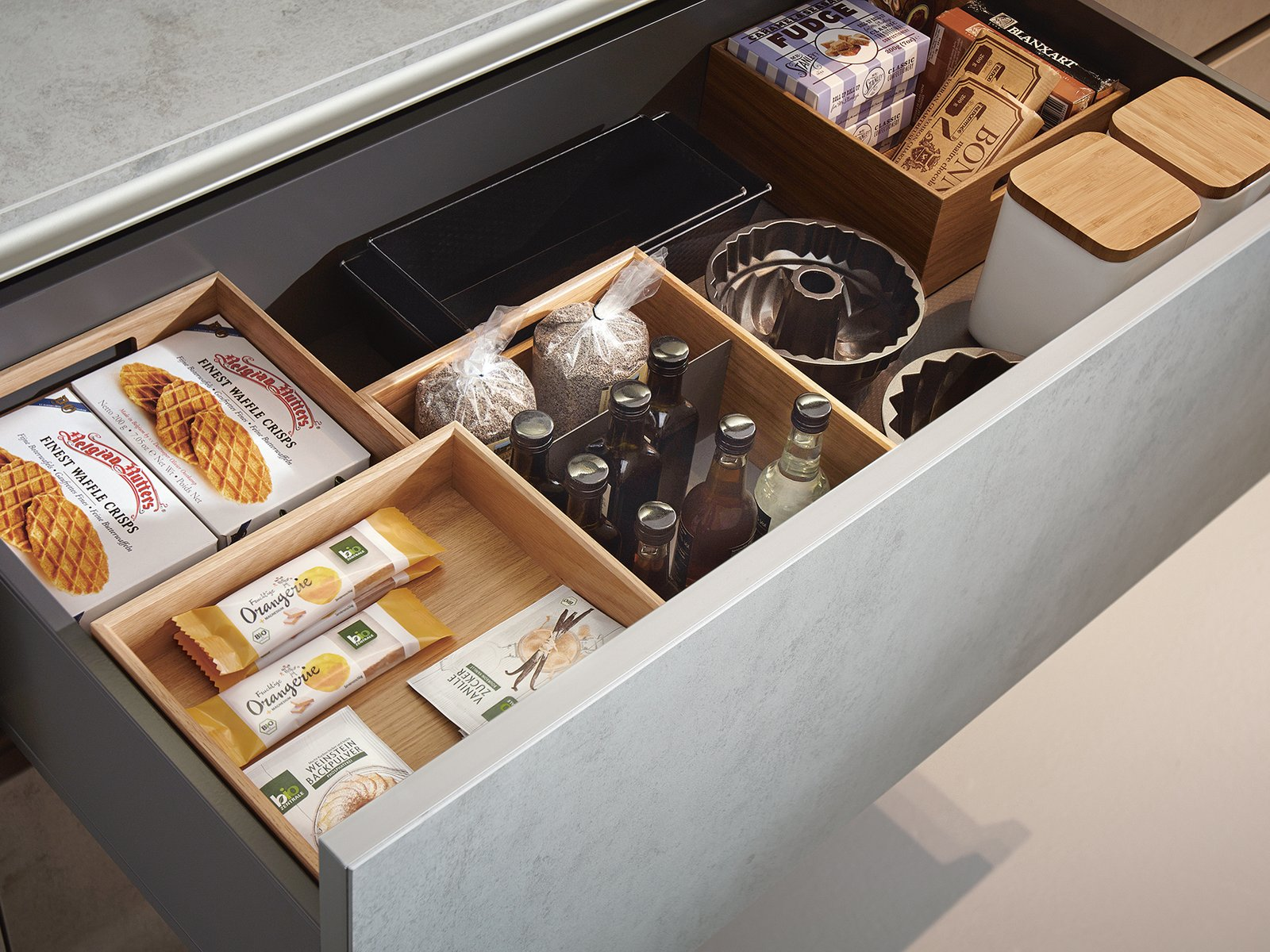 Tall kast met uittrekbare voorraadrekken