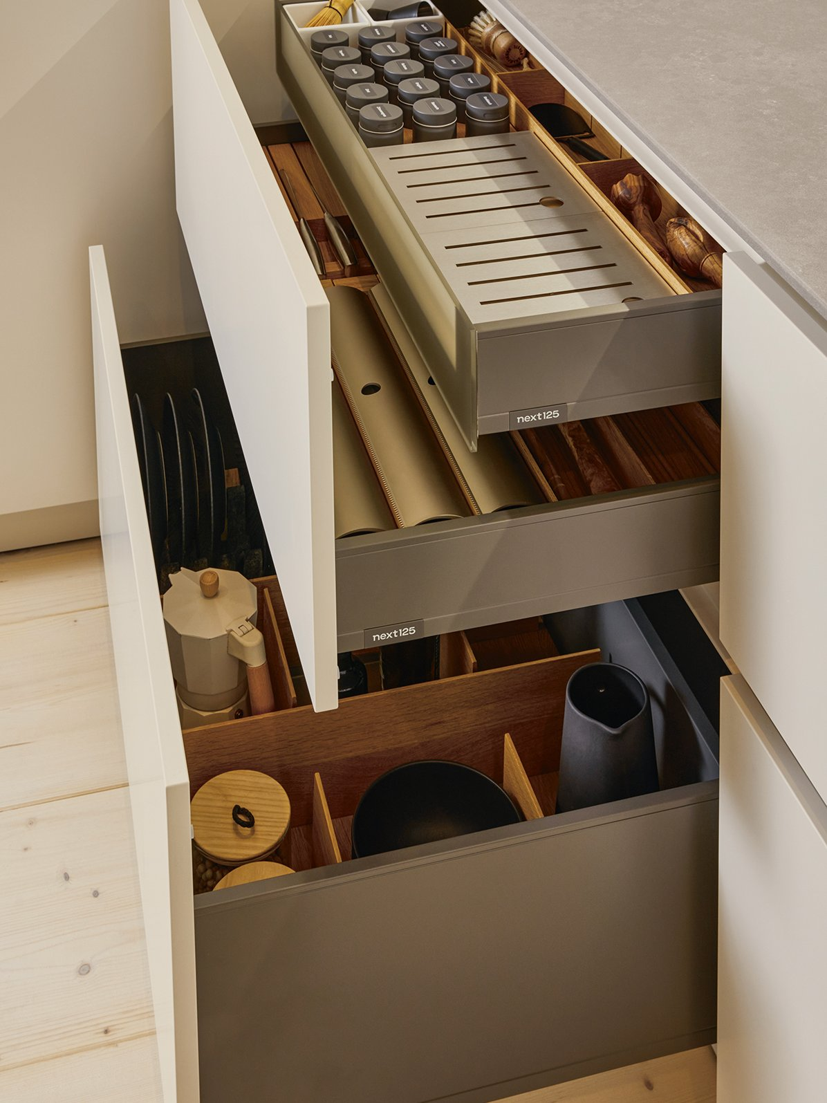 next125 materiaalstaal met houten front in de showroom