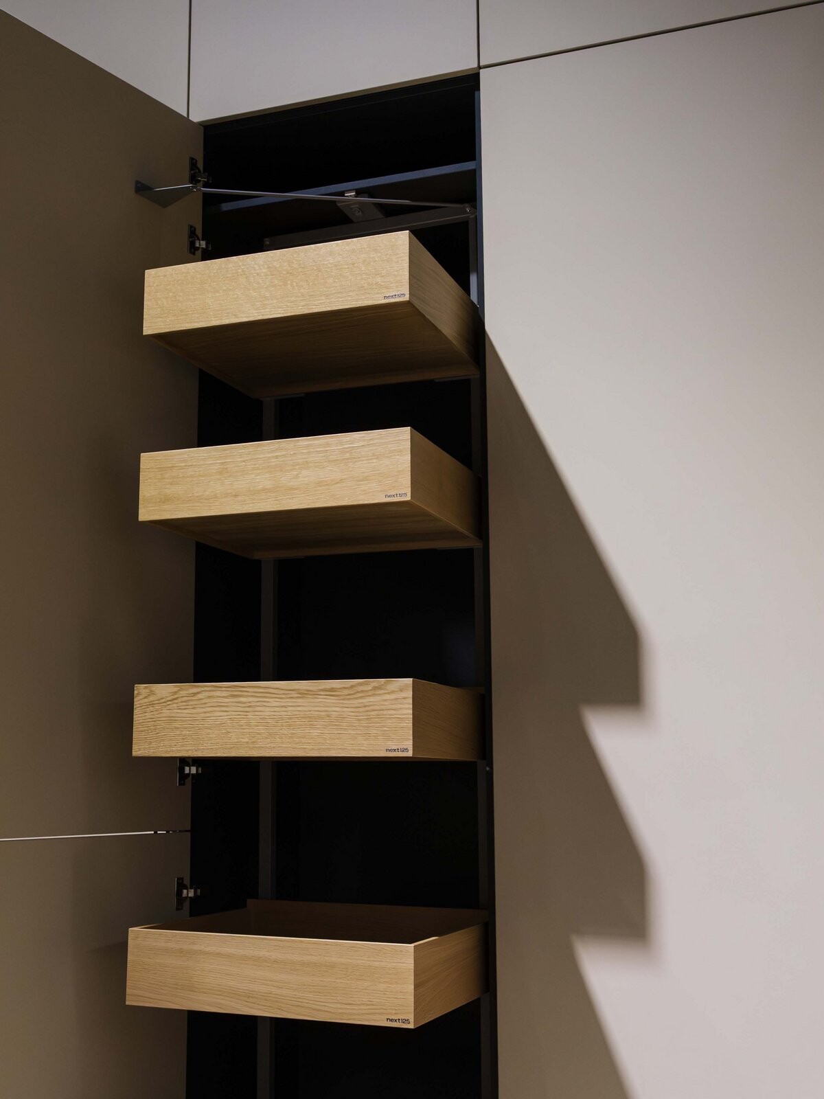 Geopende keukenlade met houten indeling