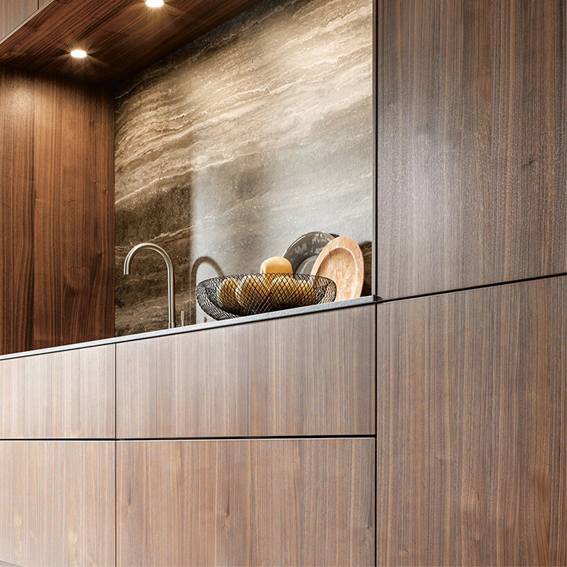 next125 keuken met houten fronten en marmeren nis