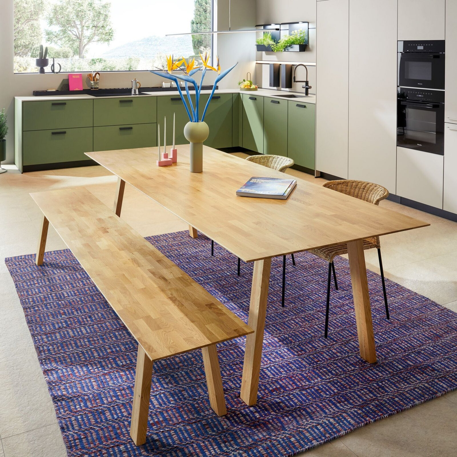 Geopende keukenlade met houten indeling