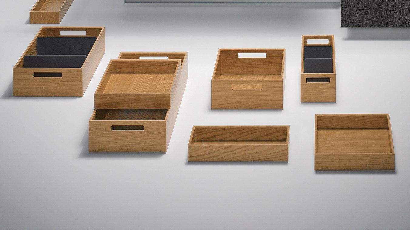 Geopende keukenlade met houten indeling