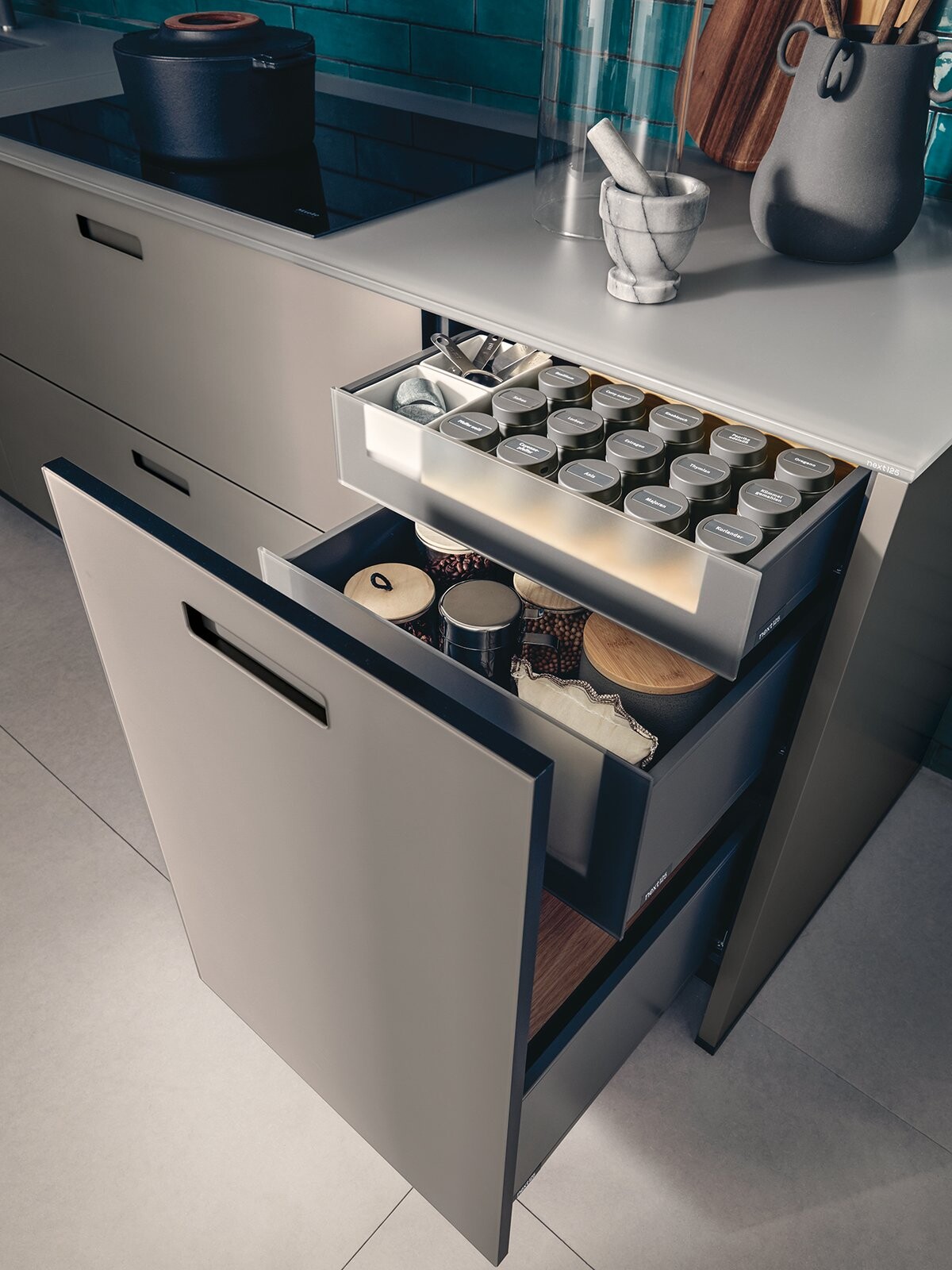 Forma keuken met marmeren werkblad en rookglas