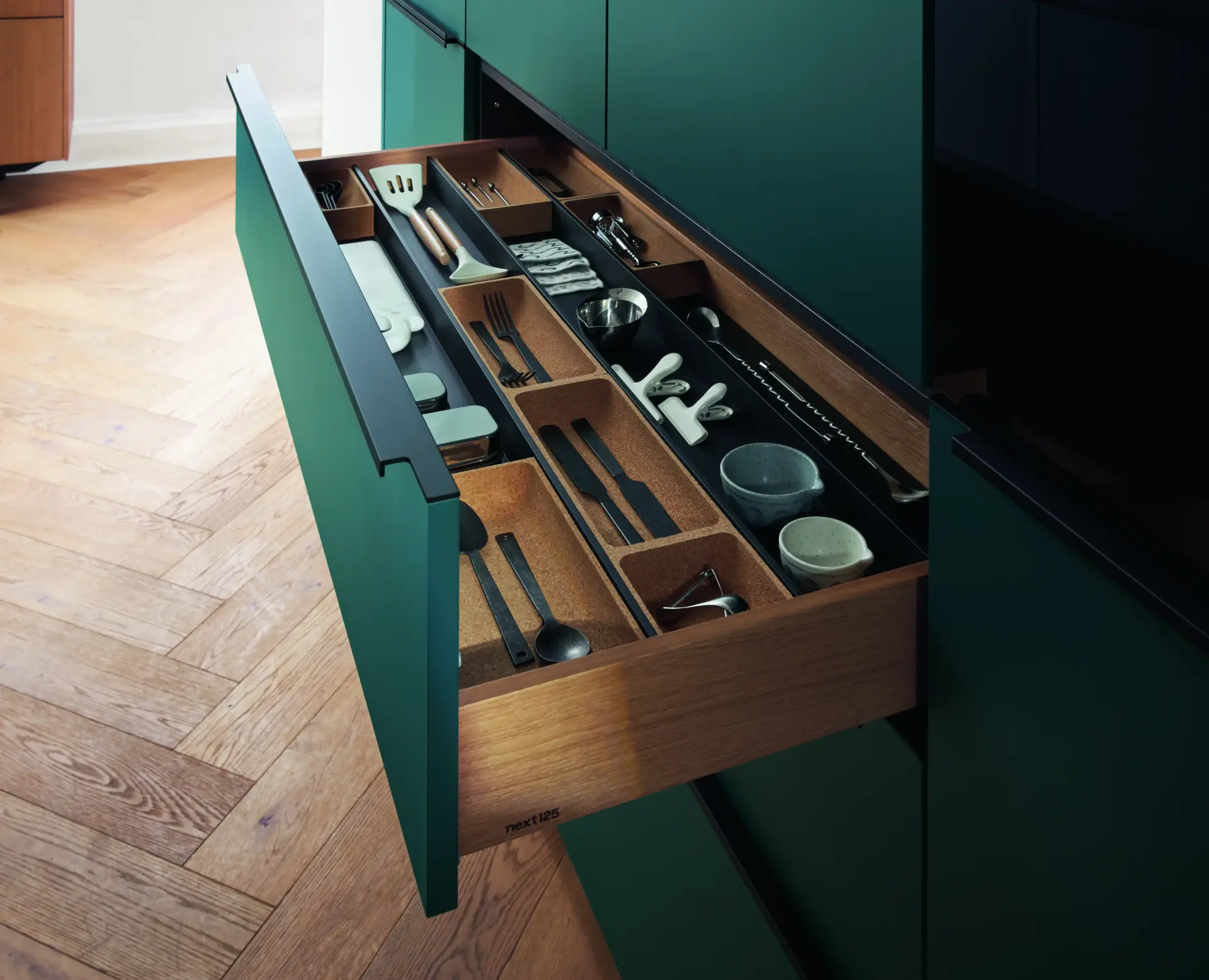 next125 materiaalstaal met houten front in de showroom
