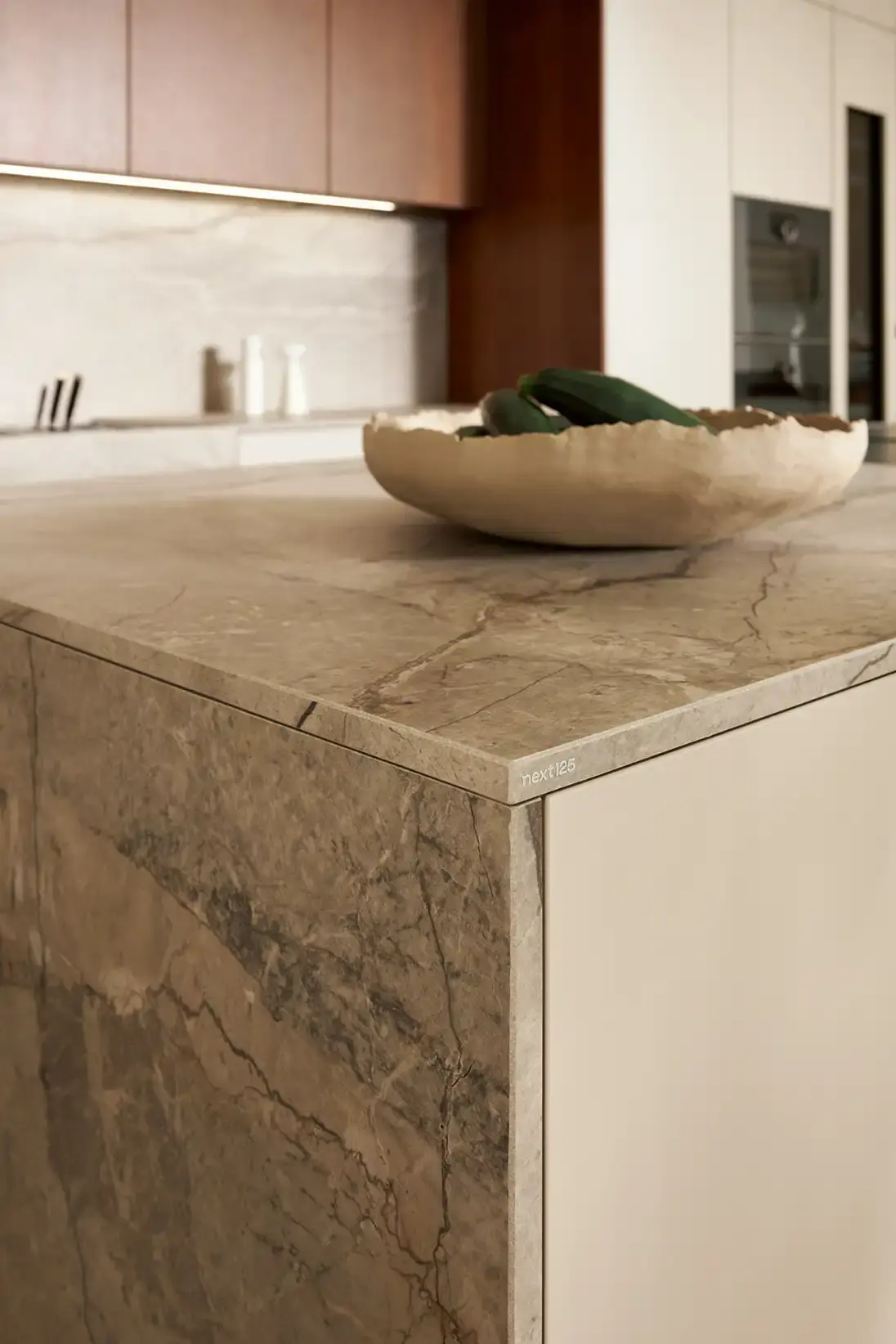 Forma keuken met marmeren werkblad en rookglas