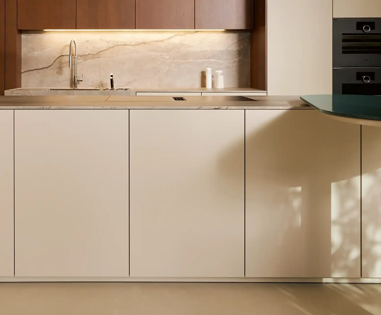 Geopende keukenlade met houten indeling