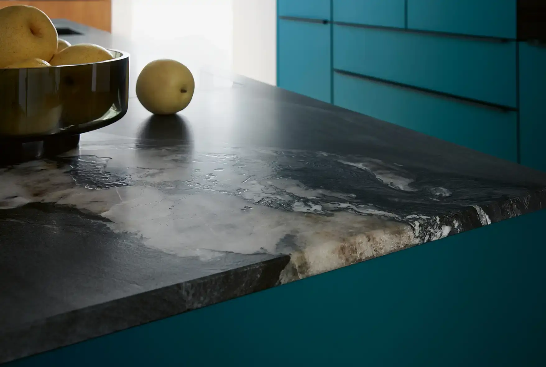 Geopende keukenlade met houten indeling