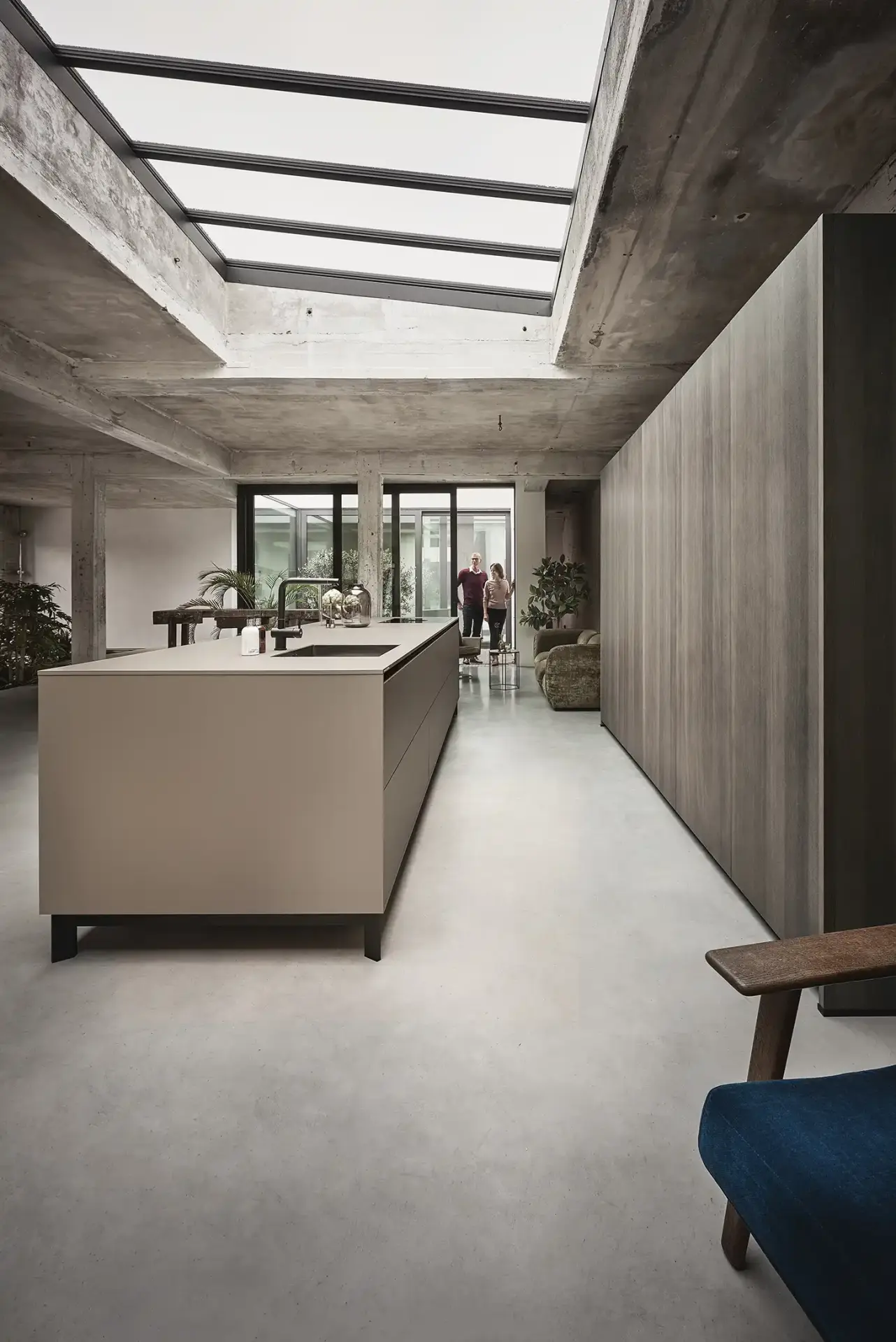 Tall kast met uittrekbare voorraadrekken