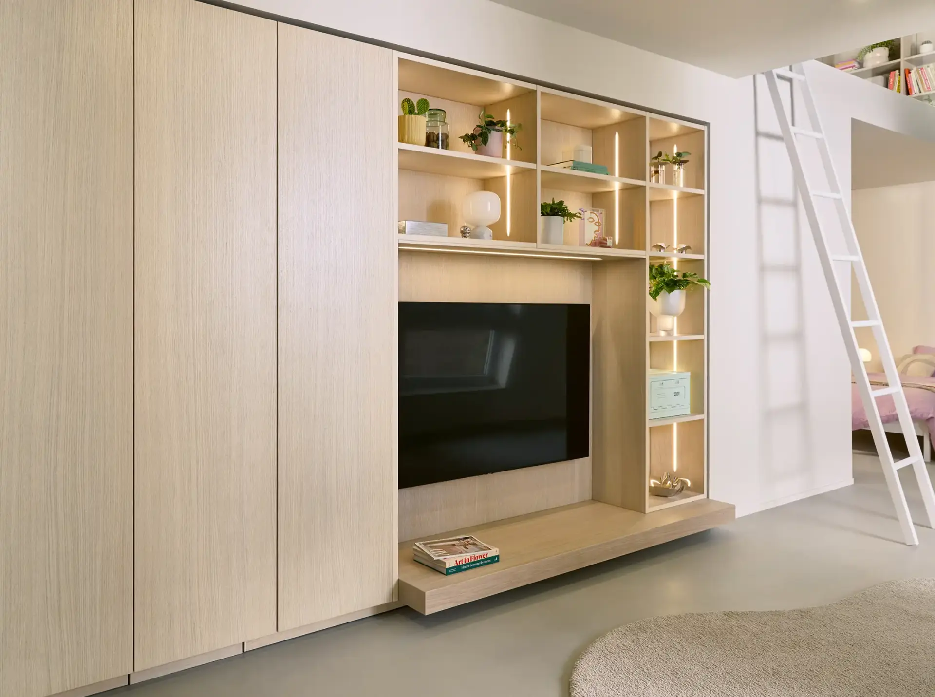 Geopende keukenlade met houten indeling