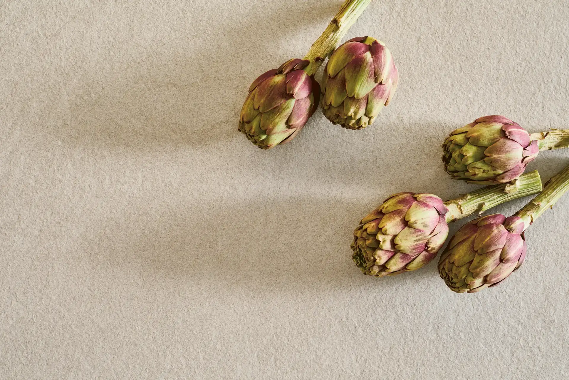 Geopende keukenlade met houten indeling