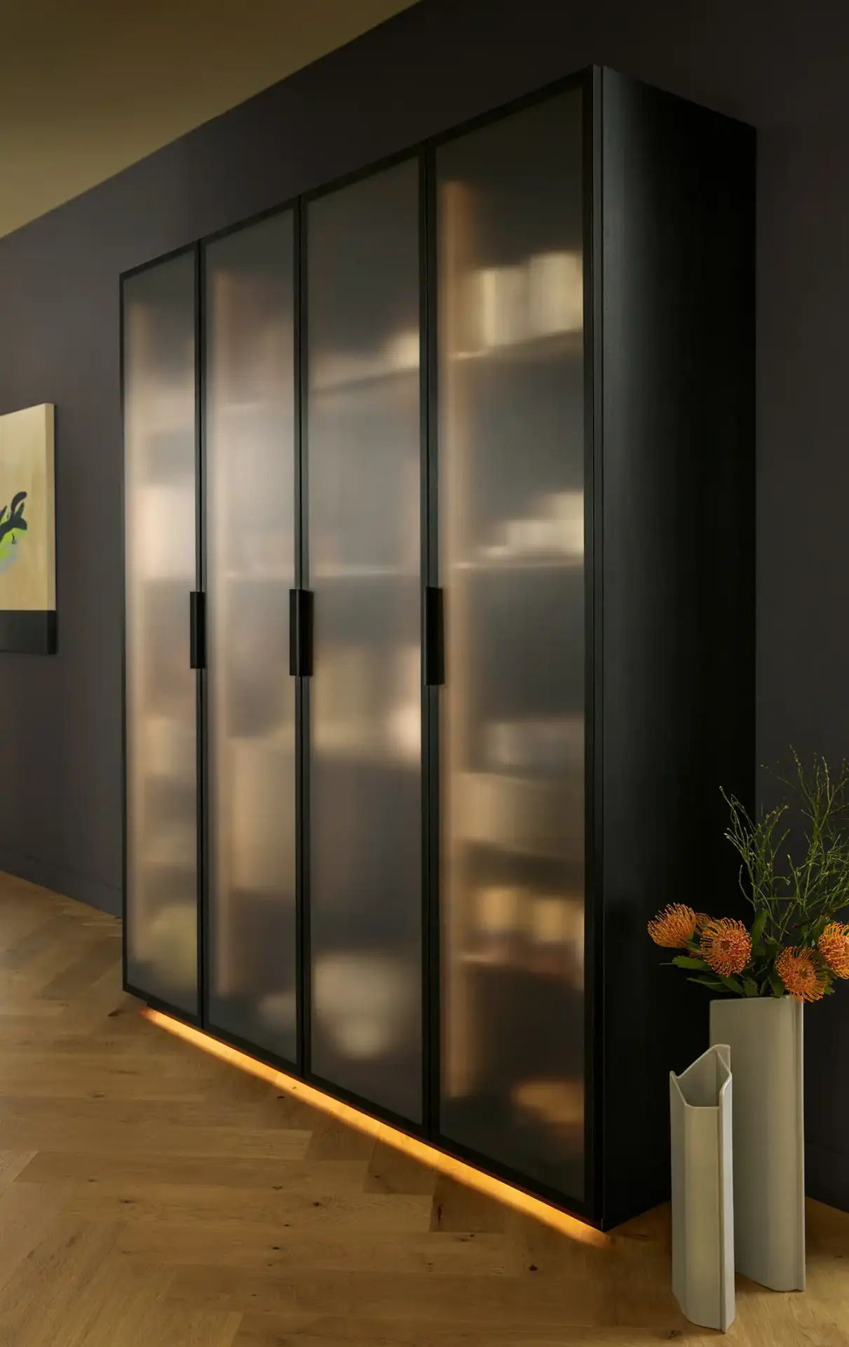 Geopende keukenlade met houten indeling