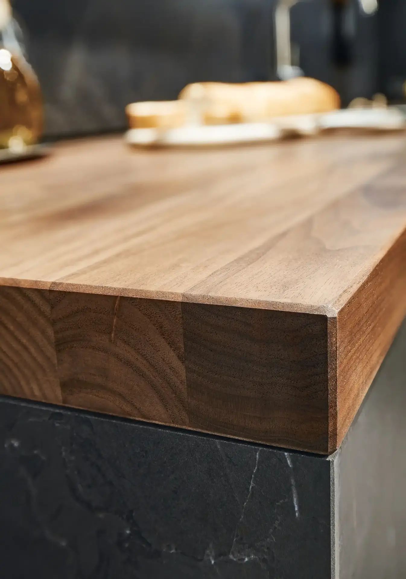 Geopende keukenlade met houten indeling